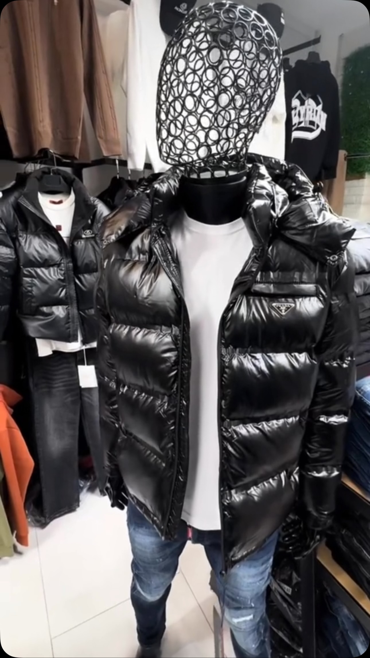 Xhaketë dimri e zezë me shkëlqim – ALBI FASHION 🛍️