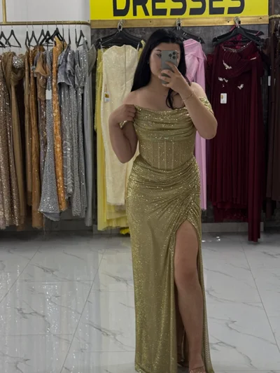 Fustan ari me shkëlqim, supe të zbuluara dhe çarje