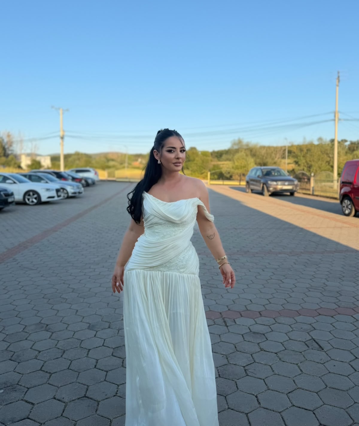 Fustan i gjatë i bardhë me supe të zbuluara – ArditaHoxhaBytyqi