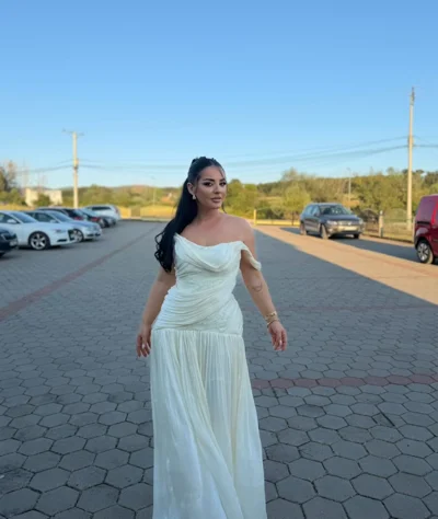 Fustan i gjatë i bardhë me supe të zbuluara