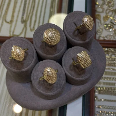 Unaza ari 14 karat për femra