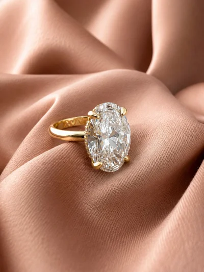 Unazë fejese ari me diamant oval 7 karat