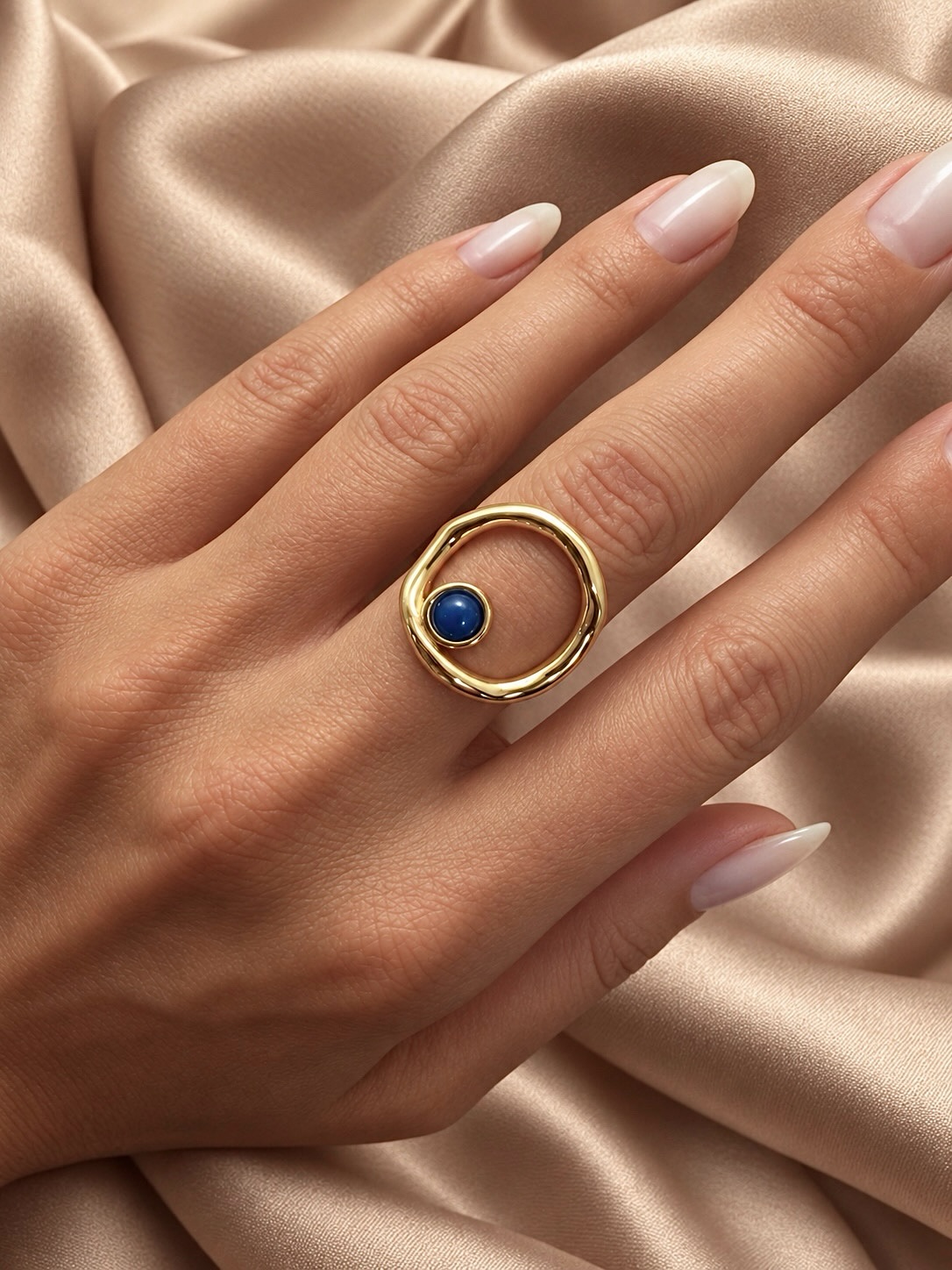 Unazë ari rrethore me gur blu – Ariana Nila | Designer