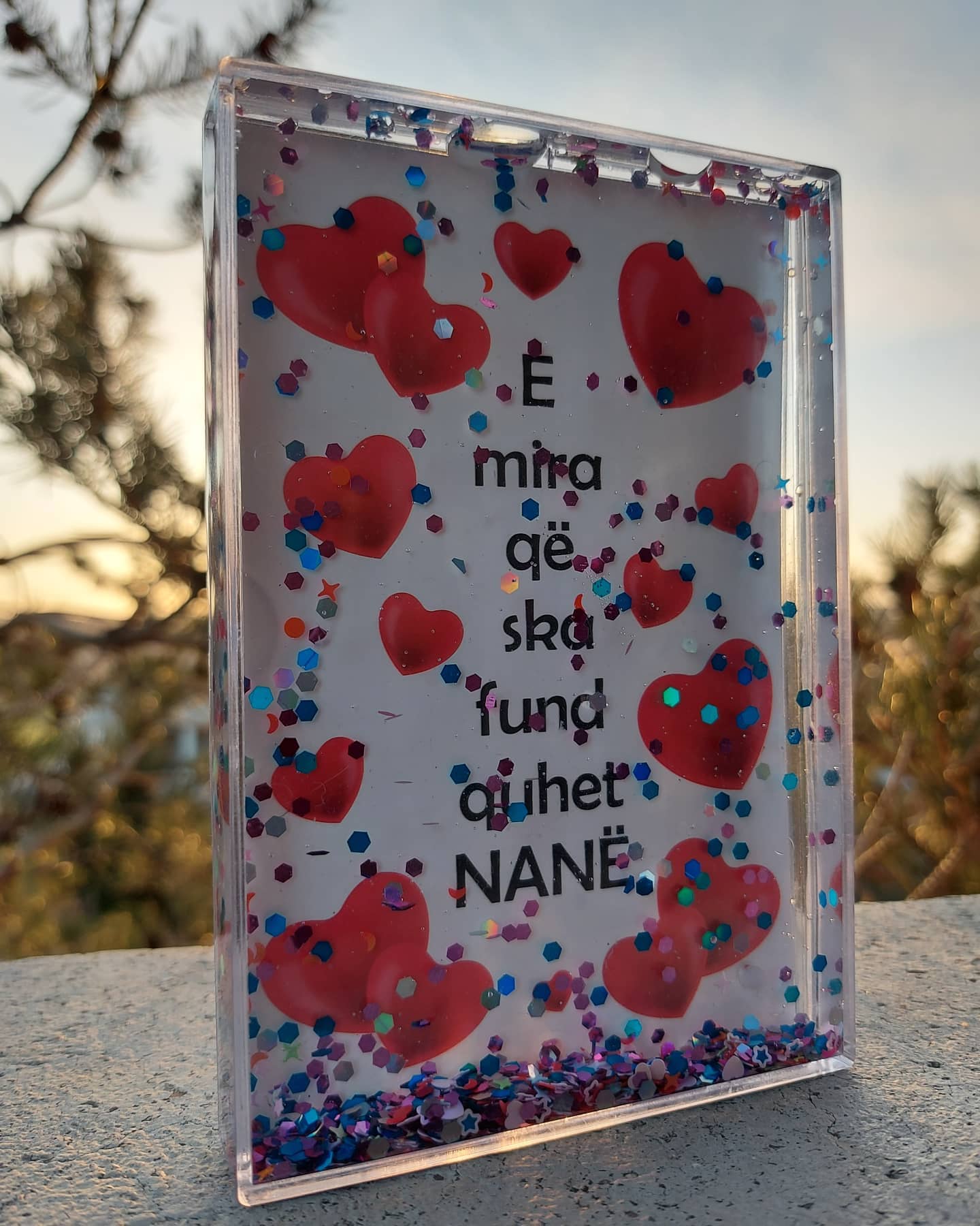 Kornizë dekoruese me ujë dhe xixa për nënën – Ars Shop