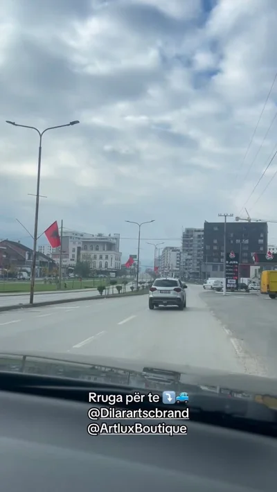 Rruga drejt dyqanit të veshjeve në qytet
