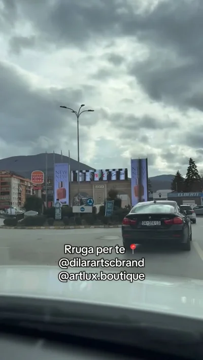 Rruga drejt dyqanit të veshjeve