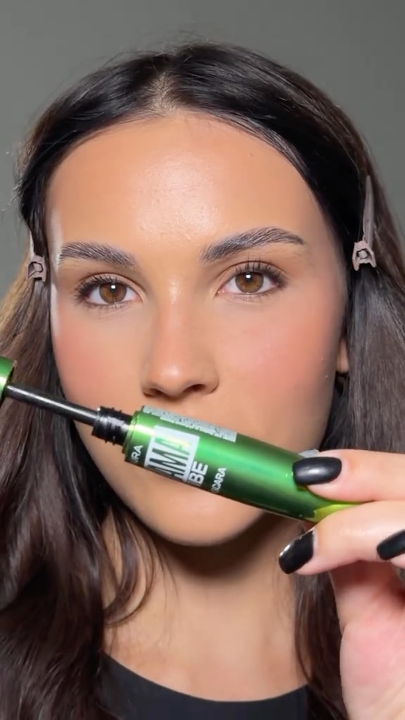 Maskarë e gjelbër për grim smokey eyes – Aura Cosmetics Kosovë