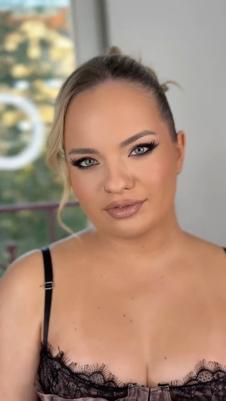 Grim me sy të tymosur dhe vija të zeza – Aura Cosmetics Kosovë