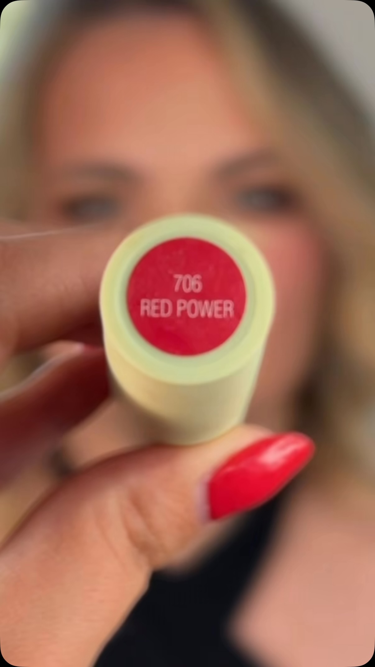 Buzëkuq i kuq 706 Red Power Cashmere Touch – Aura Cosmetics Kosovë