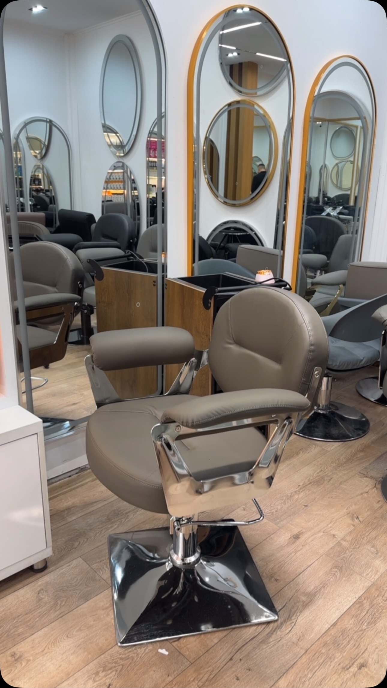 Karrige parukerie dhe pasqyra për sallon – Aurona Hair Shop