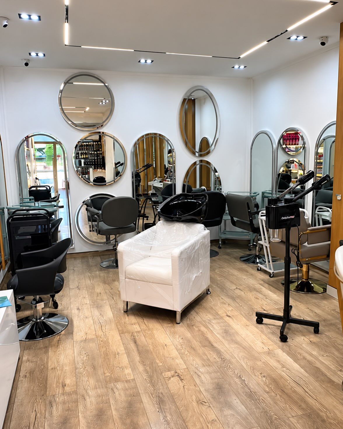 Pasqyra, karrige dhe lavaman për sallon – Aurona Hair Shop