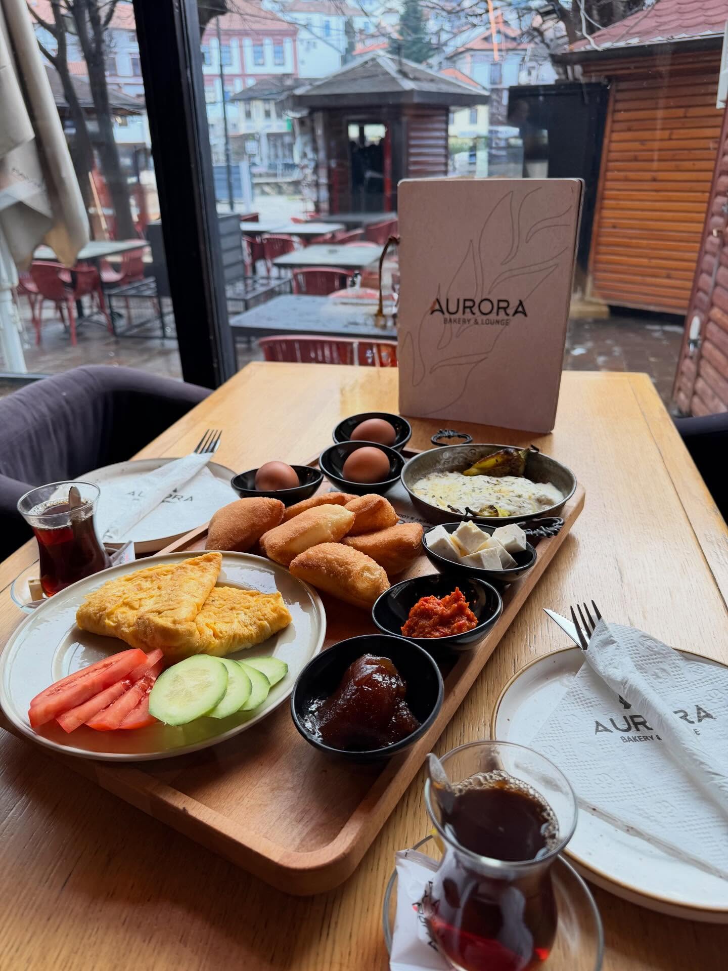 Mëngjes tradicional me omëletë dhe perime – Aurora Bakery & Lounge Prizren