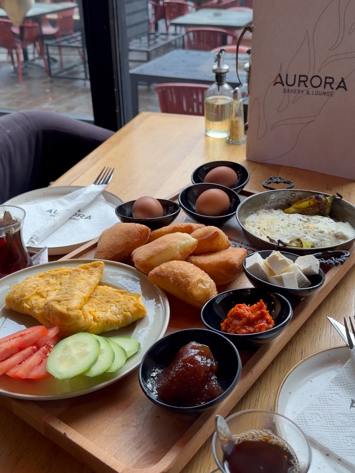 Mëngjes tradicional me omëletë dhe perime – Aurora Bakery & Lounge Prizren (2)