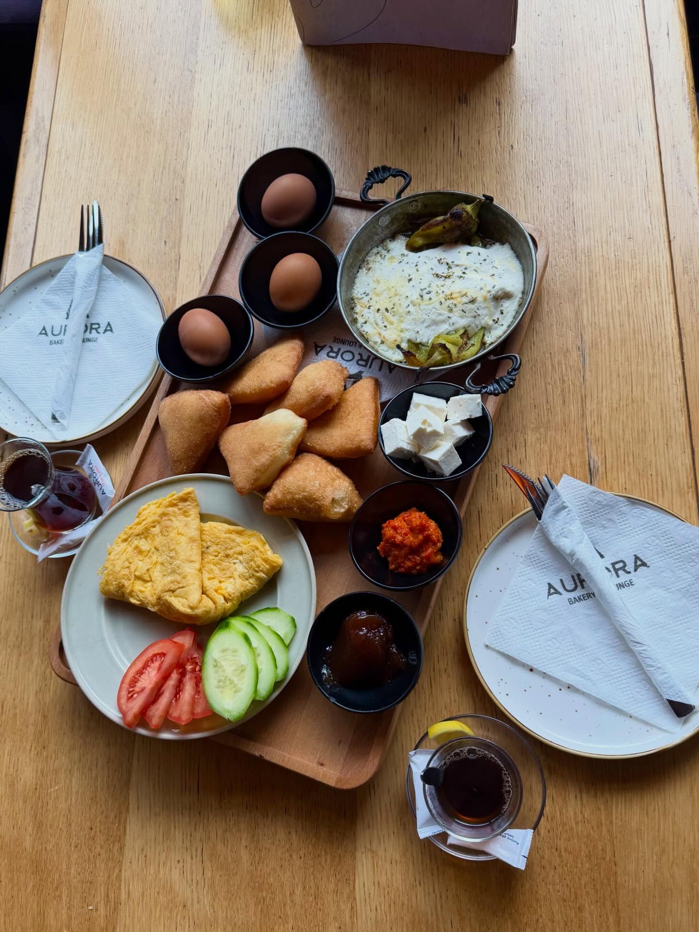 Mëngjes tradicional me omëletë dhe perime – Aurora Bakery & Lounge Prizren (3)