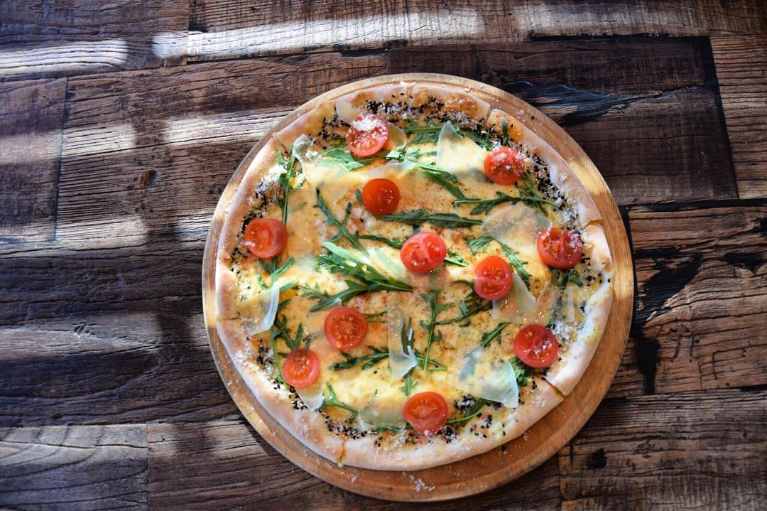 Pica me domate dhe rukola – Aurora Bakery & Lounge Prizren