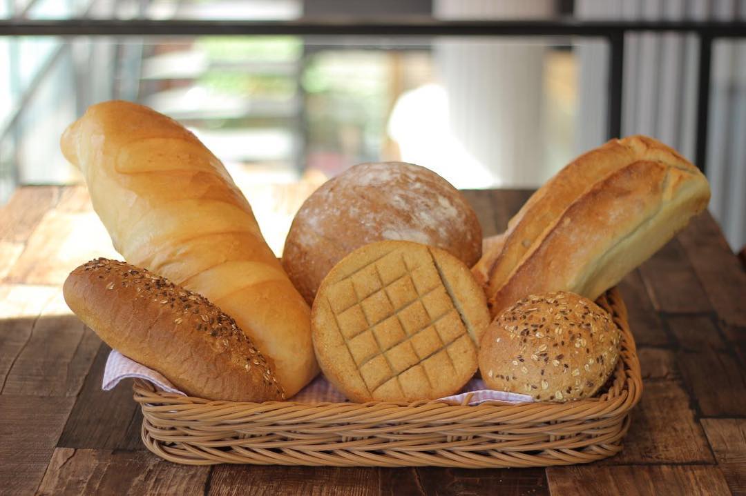 Shportë me bukë dhe pecivo të freskëta – Aurora Bakery & Lounge Prizren