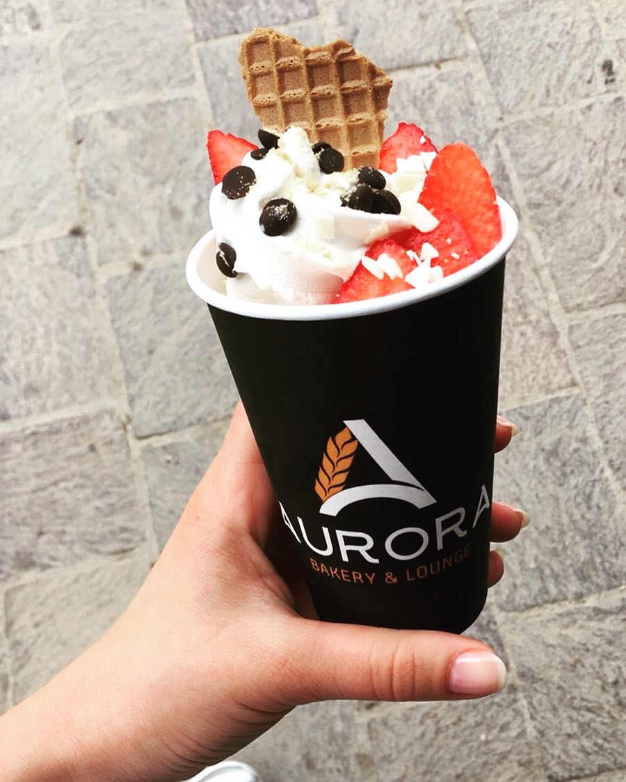 Akullore me luleshtrydhe dhe waffle në gotë – Aurora Bakery & Lounge Prizren