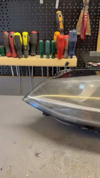 Ndërrimi i xhamit të farit për VW Golf VII