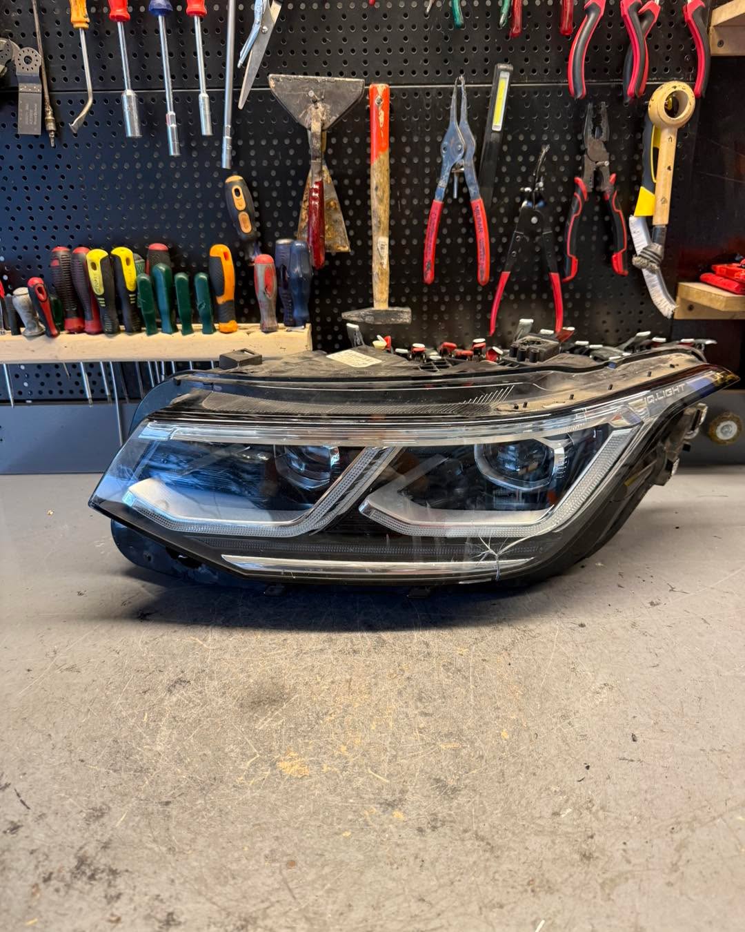 Ndërrimi i xhamit të farit për VW Tiguan – AUTO Dekor AGI