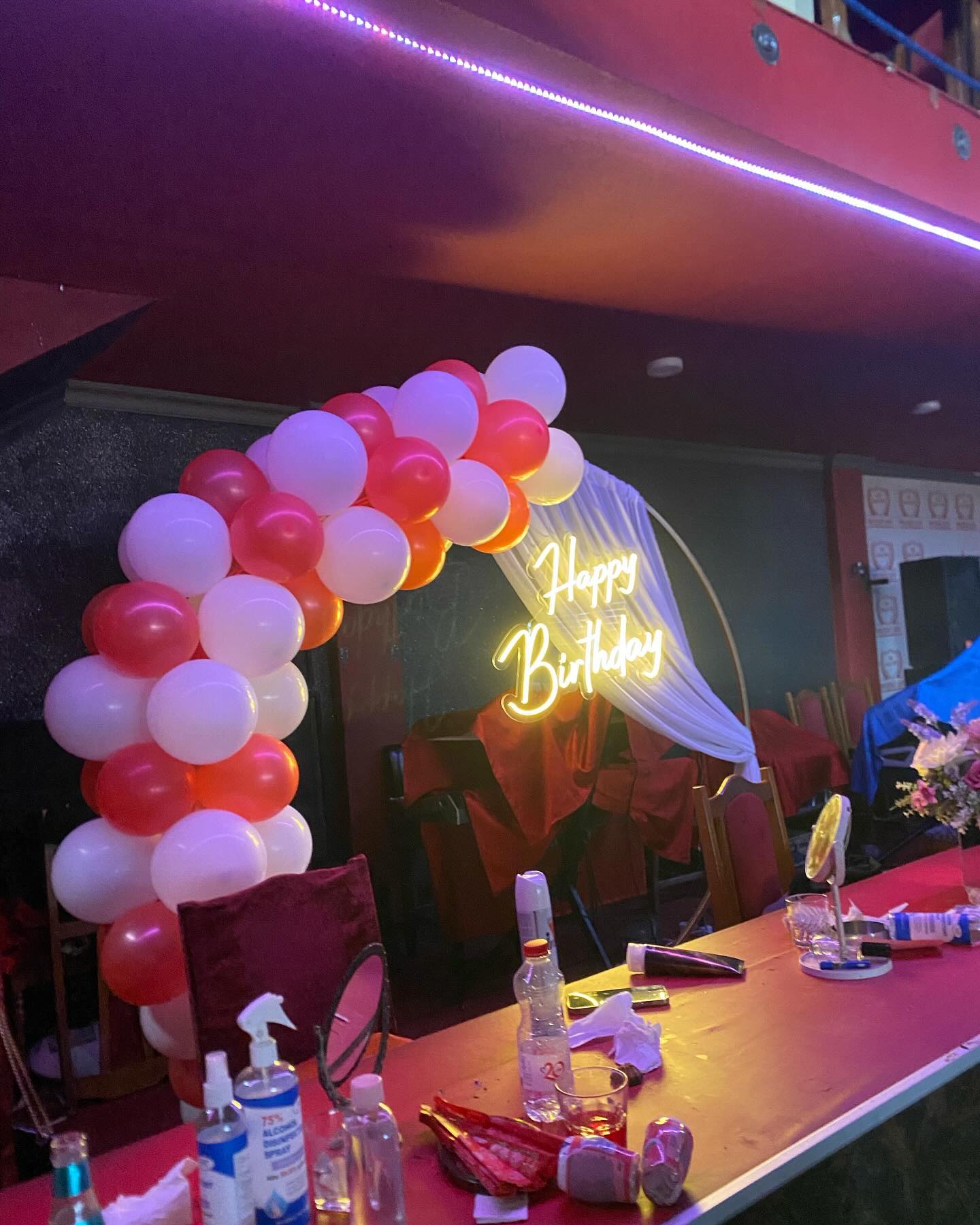 Hark balonash për ditëlindje me neon Happy Birthday – AV Dekor Ferizaj