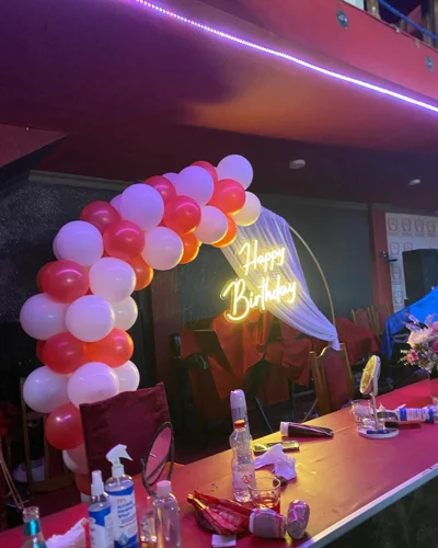 Hark balonash për ditëlindje me neon Happy Birthday