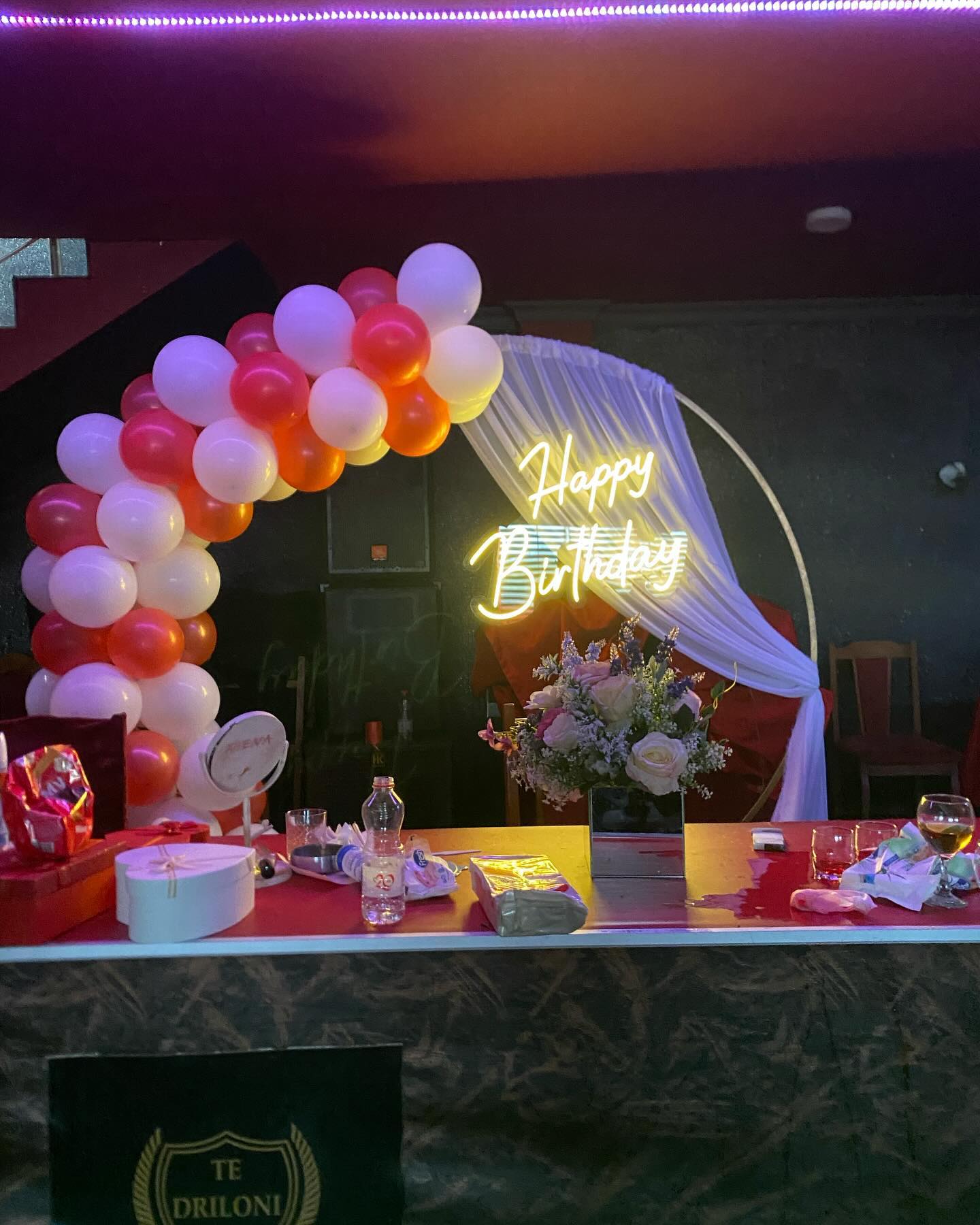 Hark balonash për ditëlindje me neon Happy Birthday – AV Dekor Ferizaj (2)