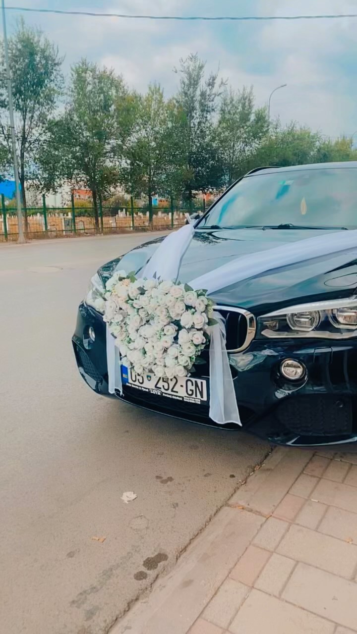 Dekor makine dasme me lule të bardha – AV Dekor Ferizaj