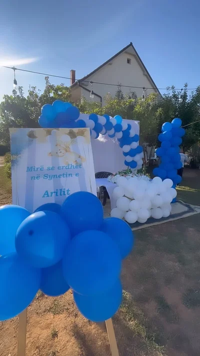 Dekor me balona blu për festë