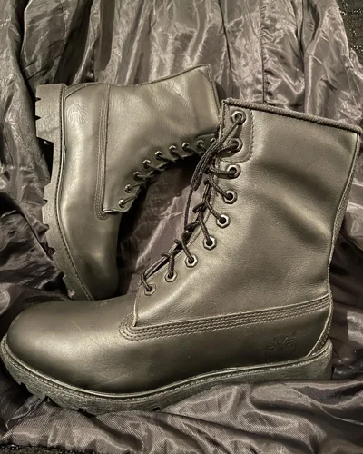 Çizme Timberland të zeza me lidhëse