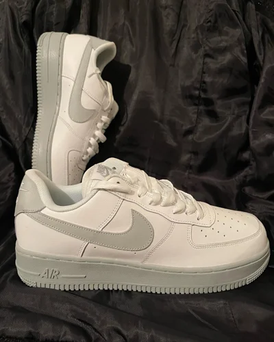 Atlete Nike Air Force 1 të bardha me gri