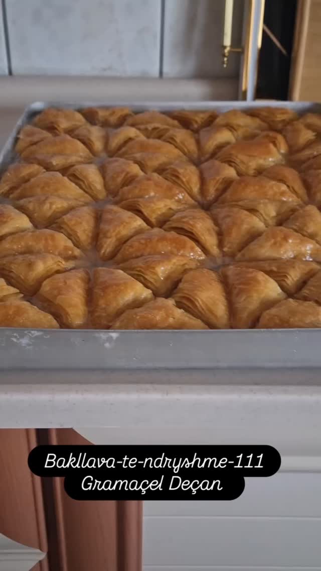 Bakllava festive shtëpie në tepsi katrore – Bakllava Tradicionale