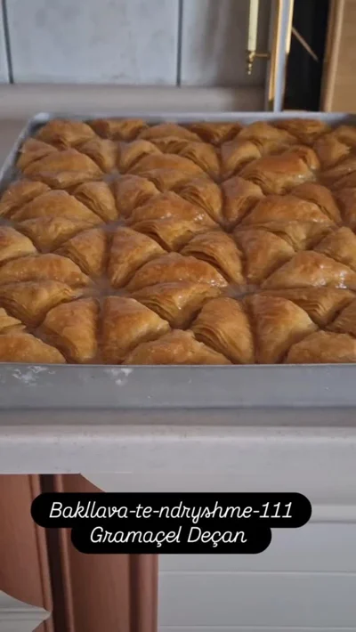 Bakllava festive shtëpie në tepsi katrore