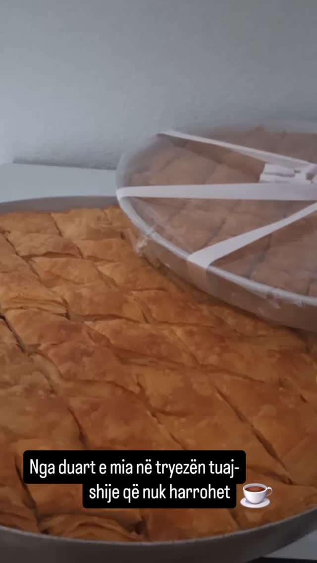 Bakllava klasike shtëpie në tepsi me kapak – Bakllava Tradicionale