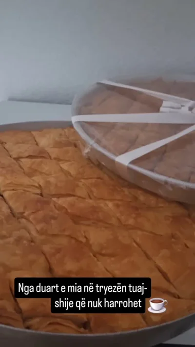 Bakllava klasike shtëpie në tepsi me kapak