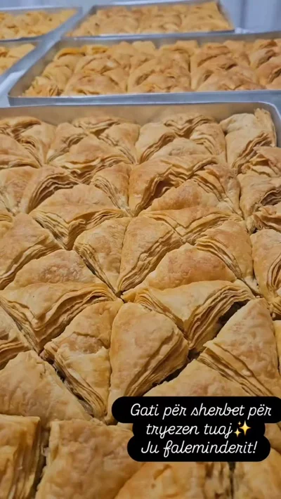 Bakllava shtëpie e pjekur në tepsi