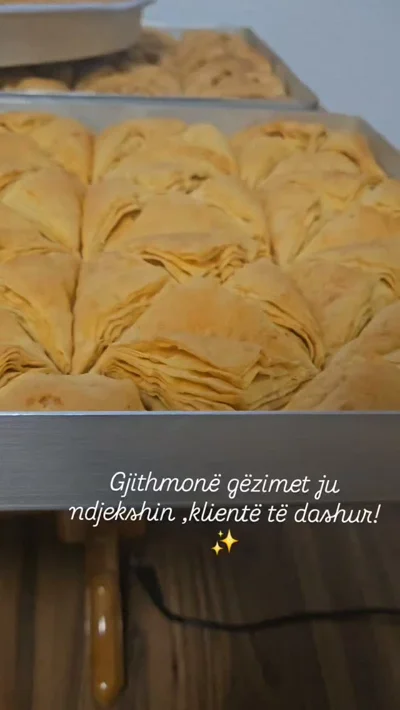 Bakllava tradicionale shtëpie në tepsi