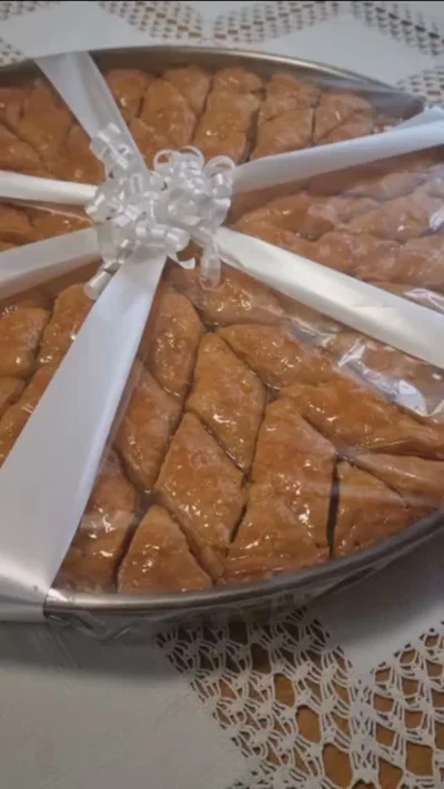 Bakllava shtëpie në tepsi të rrumbullakët me fjongo