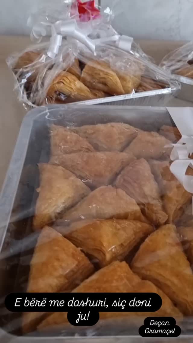 Bakllava shtëpie në kuti me fjongo – Bakllava Tradicionale