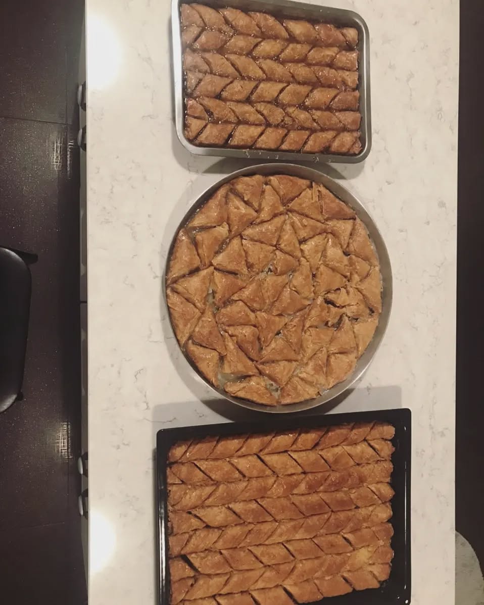 Bakllava me arra në tepsi të ndryshme – Bakllava-Podujevë