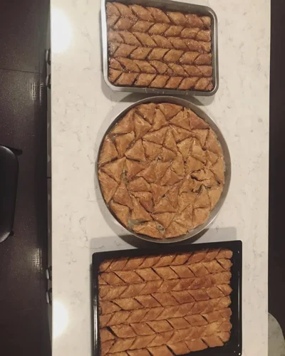 Bakllava me arra në tepsi të ndryshme