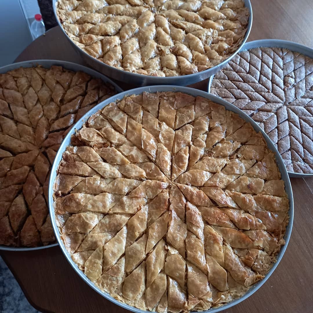 Tepsi bakllave të pjekura me model ylli – Bakllava-Podujevë