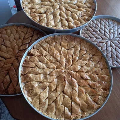 Tepsi bakllave të pjekura me model ylli
