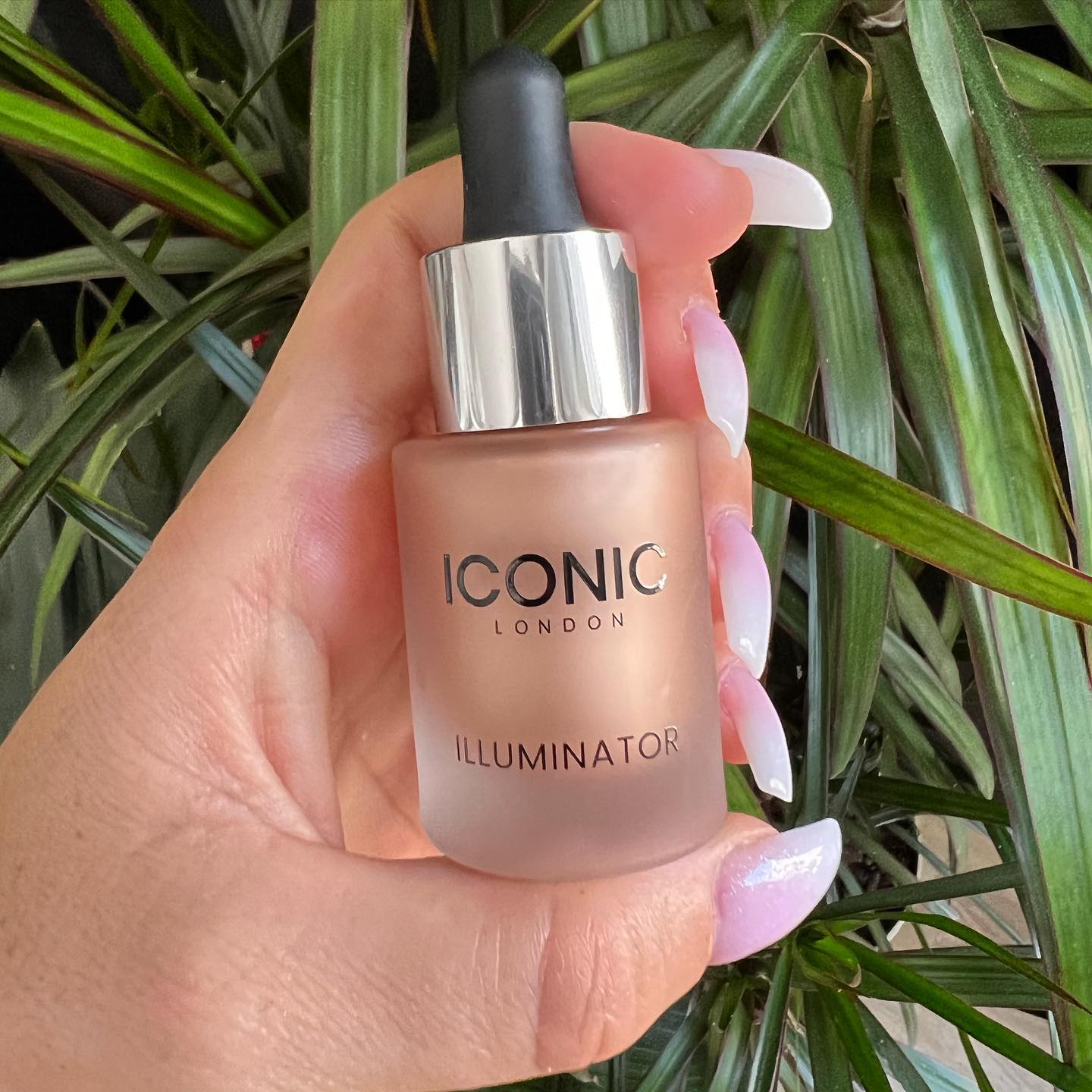 Ndriçues i lëngshëm Iconic London Illuminator – Beauty Shop Kosova