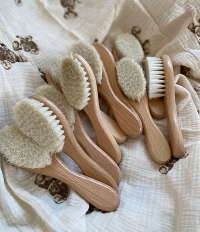 Brushë flokësh për bebe me fije të buta