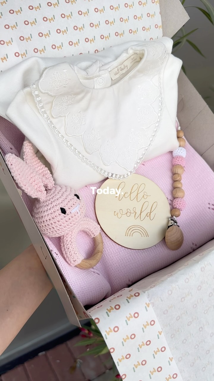Set dhuratë për bebe me rroba dhe lodër – Baby Shop Bebeomi®️Threebaby