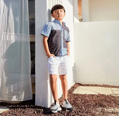 Këmishë me model dhe shorce të bardha për djem
