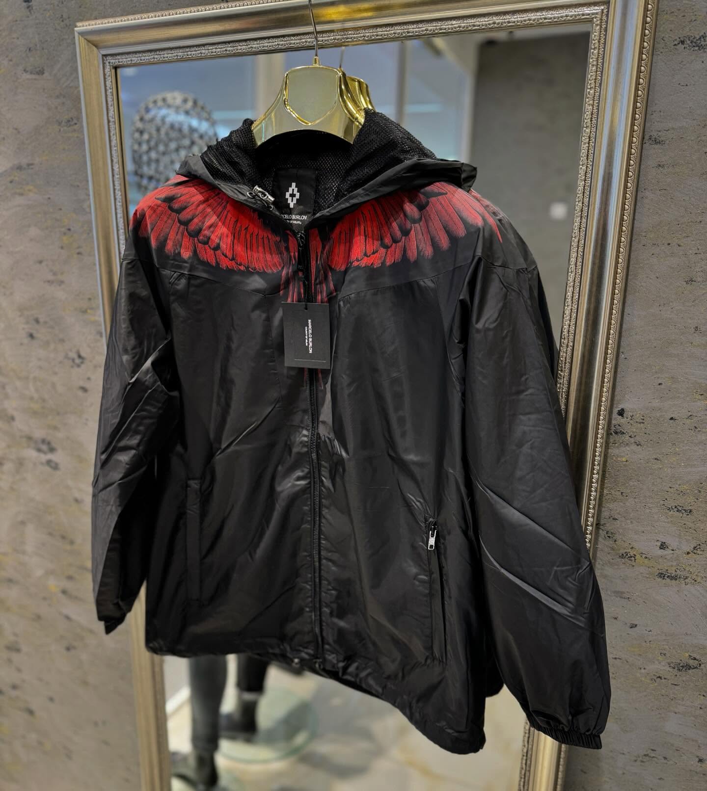 Xhaketë e zezë Marcelo Burlon me krahë të kuq – BLACK STORE