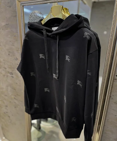 Duks Burberry i zi me kapuç dhe motive