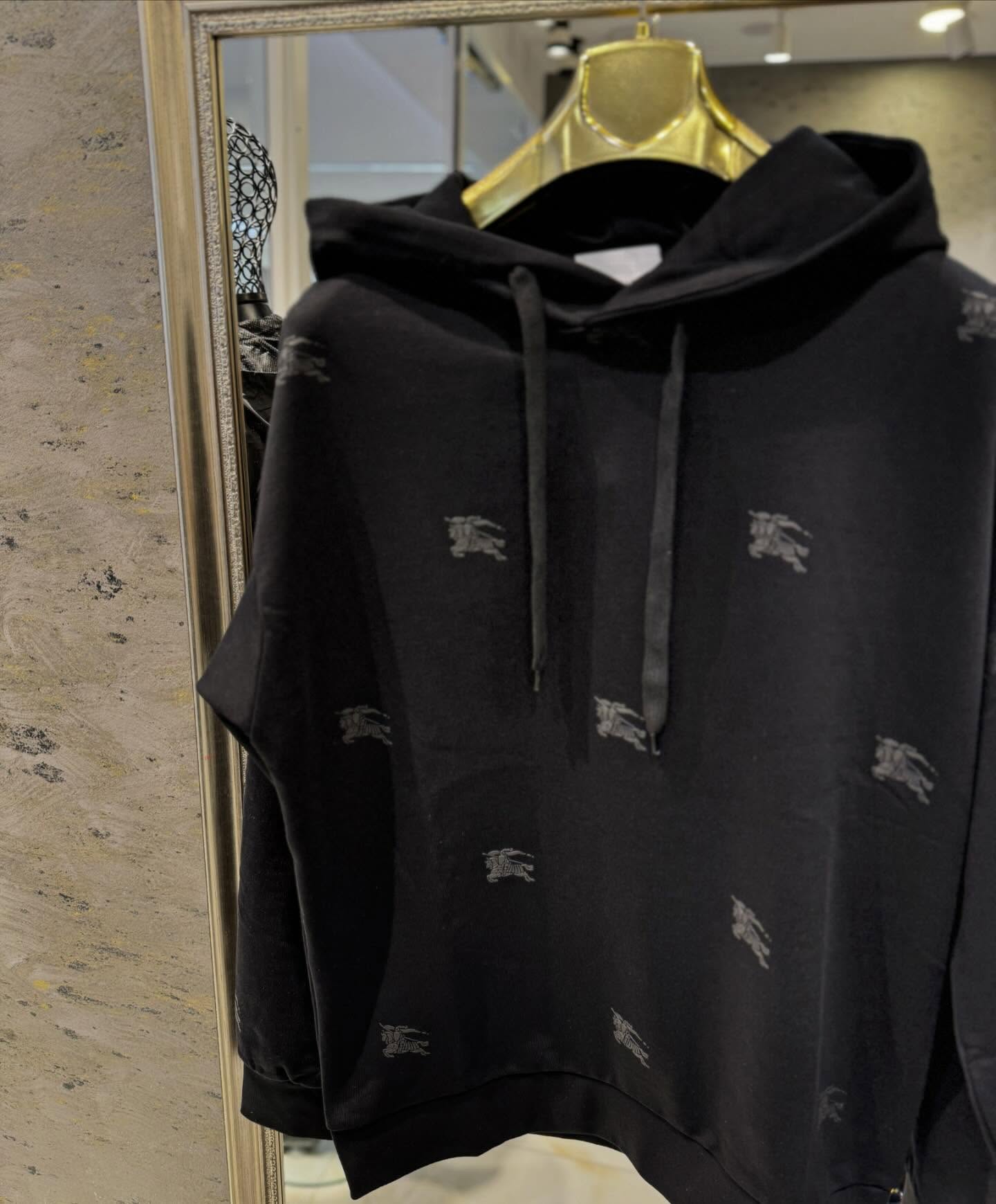 Duks Burberry i zi me kapuç dhe motive – BLACK STORE (2)