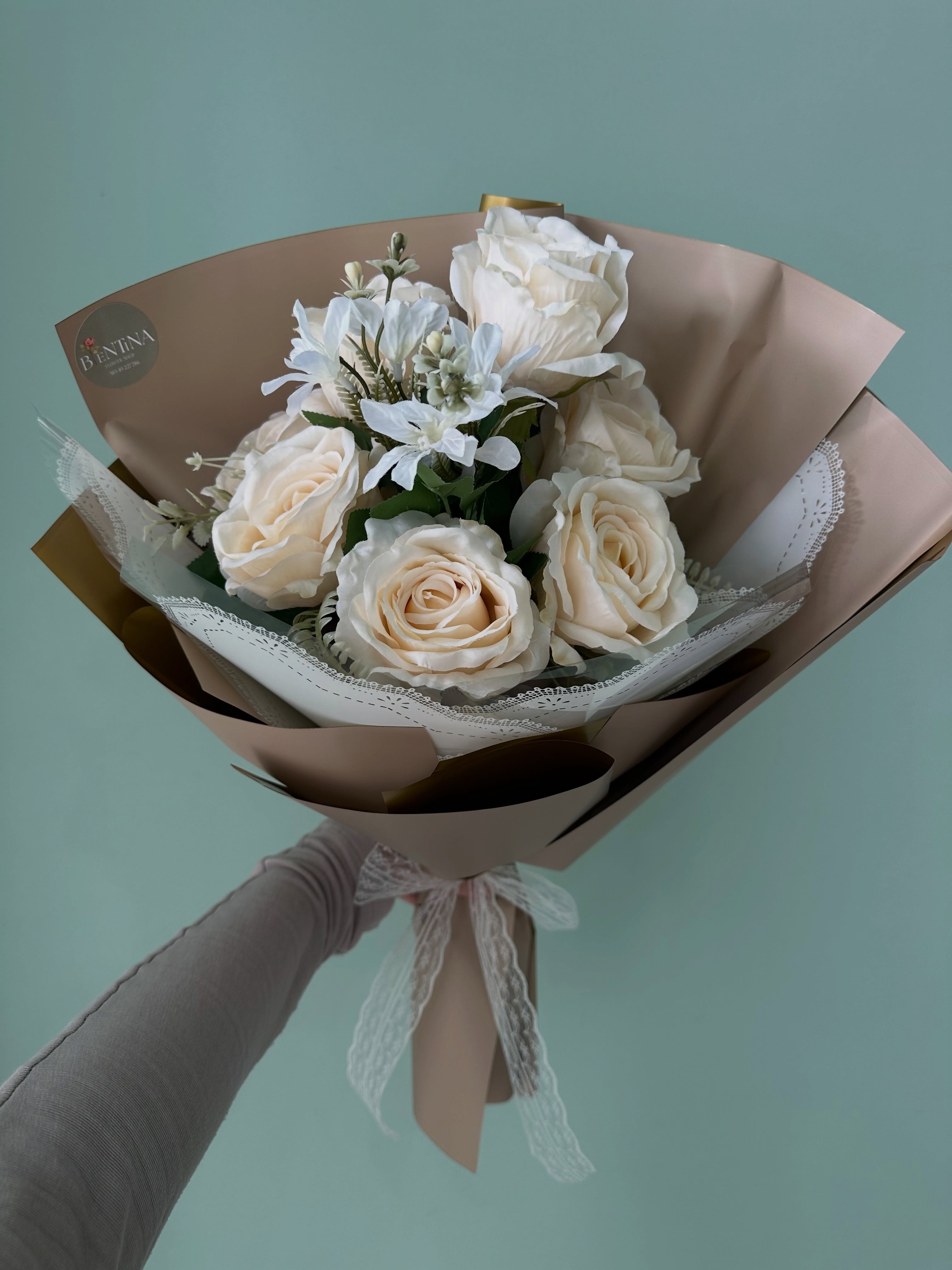 Buqetë artificiale me trëndafila krem – Blentina🌷